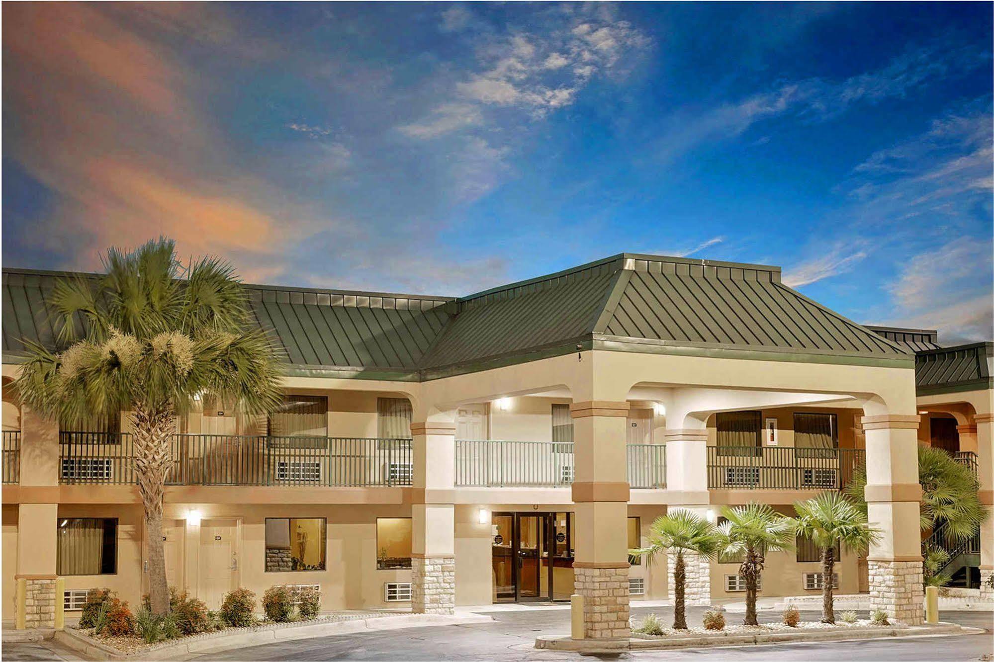 Super 8 By Wyndham Byron/South Macon Hotel Kültér fotó